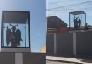Imagem de Baphomet em porta de casa em Alvorada (RS) viraliza