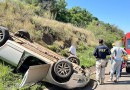 Buraco sem sinalização causa capotamento na BR-163