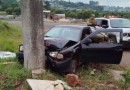 Motorista é socorrido após bater carro em poste no Oeste
