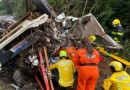 Motorista fica preso nas ferragens e em estado grave ao tombar caminhão na cabeceira de ponte