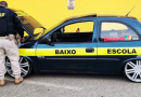Adesivo inusitado em Corsa rebaixado chama atenção em SC e carro acaba no guincho