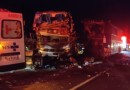 Acidente entre dois ônibus e carreta deixa 5 mortos e 21 feridos na Bahia