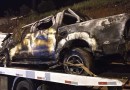 Homens conseguem sair de caminhonete após veículo capotar e pegar fogo