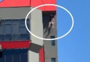 Corpo de Bombeiros salva homem que ameaçava se jogar de edíficio