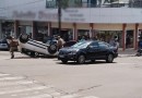Automóvel tomba após se envolver em acidente no centro