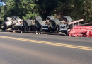 Carreta carregada com chapas de compensado tomba na BR-282