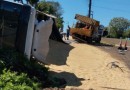 Caminhão capota, colide com carro e espalha carga na SC-283