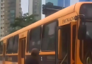 Homem invade ônibus escolar e agride crianças em SC