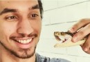Biólogo pisa em 116 cobras durante método de pesquisa incomum