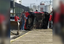 Mulher capota carro de autoescola ao fazer baliza durante prova