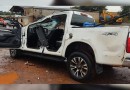 Após caminhoneta aquaplanar e capotar, motorista fica gravemente ferido