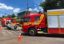 Colisão entre dois carros termina com veículo capotado, mas sem feridos