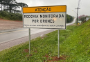 Placas de sinalização com utilização de drones são instaladas em rodovias