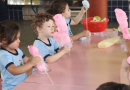 Administração municipal distribui algodão doce no centro municipal de educação infantil