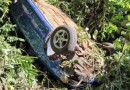Capotamento de Gol em ribanceira deixa jovem de 18 anos ferida