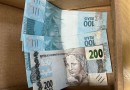 Homem é preso no momento em que recebia envelope com notas falsas em SC