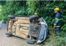 Policiais que retornavam de operação prestam auxílio às vítimas de acidente na BR-282, entre SMOeste e Maravilha