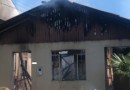 Incêndio devasta casa; moradores conseguem sair do local sem ferimentos