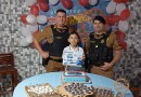 Fã da PM, menino de 7 anos recebe visita de policiais em festa de aniversário; assista