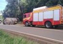 Caminhão capota na BR-163