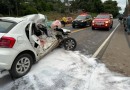 Motorista fica presa nas ferragens em batida entre carro e caminhão na BR-470