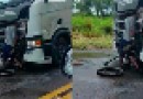 Gravíssimo acidente entre moto e carreta deixa piloto cravado na dianteira do veículo