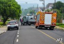 Motociclista fica ferido ao colidir em caminhão