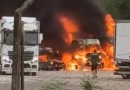 Incêndio de grandes proporções gera destruição em transportadora no Paraná