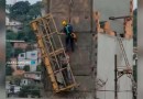 Trabalhador cai de andaime e fica pendurado a 12 metros de altura em SC