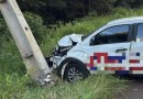 Motorista fica ferido após pneu estourar e colidir contra poste de energia elétrica no interior