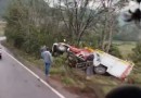 Caminhão dos bombeiros sai da pista e tomba em deslocamento para incêndio em Mondaí