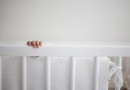 MP abre investigação após bebê de 5 meses cair de trocador em creche e fraturar o crânio