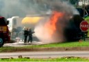 Chamas avançam e caminhão-tanque explode na BR-282