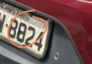 Homem adultera placa de carro com fita isolante