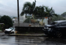 Carros colidem e um deles atinge caminhão estacionado