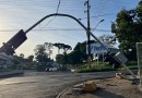 Caminhão derruba semáforo e motorista foge