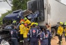 Grave acidente entre duas carretas deixa motorista preso nas ferragens