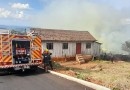 Incêndio em vegetação próximo à residência de madeira mobiliza socorristas do SAMU e do Corpo de Bombeiros