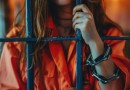 Mulher é presa após deixar duas crianças sozinhas em casa