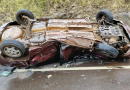 Mulher fica ferida após carro colidir com caminhão e capotar na BR-282