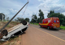Veículo capota após colidir contra poste, gestante é socorrida com ferimentos leves