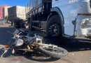 Motociclista é socorrido após colisão com caminhão na Avenida Arnaldo Busato
