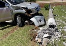 Hilux atinge poste de videomonitoramento no trevo do Centro de Eventos