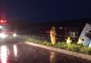 Com uma pedra sobre a pista, caminhão perde controle e acaba caindo em ribanceira