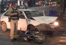 Acidente de trânsito entre carro e moto deixa casal ferido