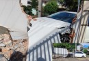 Após colisão entre carros, Virtus atinge muro de residência e criança fica ferida