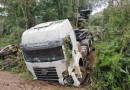 Carreta carregada com colheitadeira sai da pista na BR-153