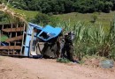 Caminhão tomba no interior e deixa três feridos