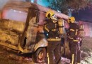 Bombeiros utilizam mil litros de água para combater incêndio em Kombi