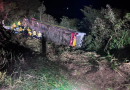 Ônibus cai em ribanceira na SC-492 e deixa três mortos e oito feridos graves